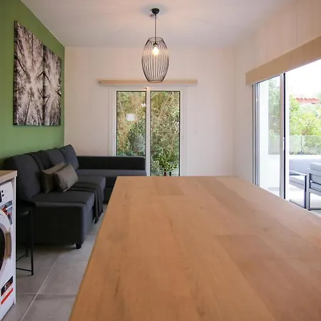 Apartment Phaedrus Living: Seaside Modern Flat Limnaria 123 Paphos