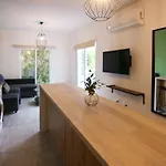 Phaedrus Living: Seaside Modern Flat Limnaria 123 파포스